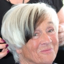 Trendiger Schnitt mit Strähne