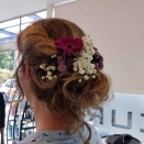 Romatische Brautfrisur mit echten Blueten