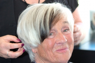 Trendiger Schnitt mit Strähne