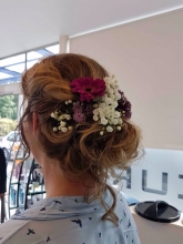 Romatische Brautfrisur mit echten Blueten